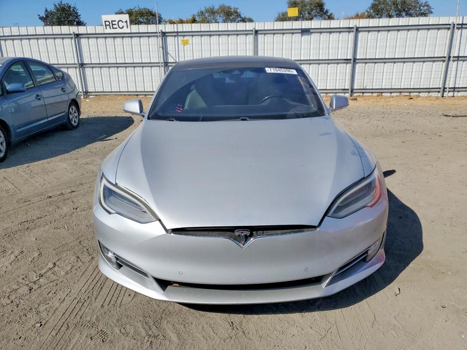 Фото 5 с аукциона – 2016 TESLA MODEL S с VIN 5YJSA1E28GF151718