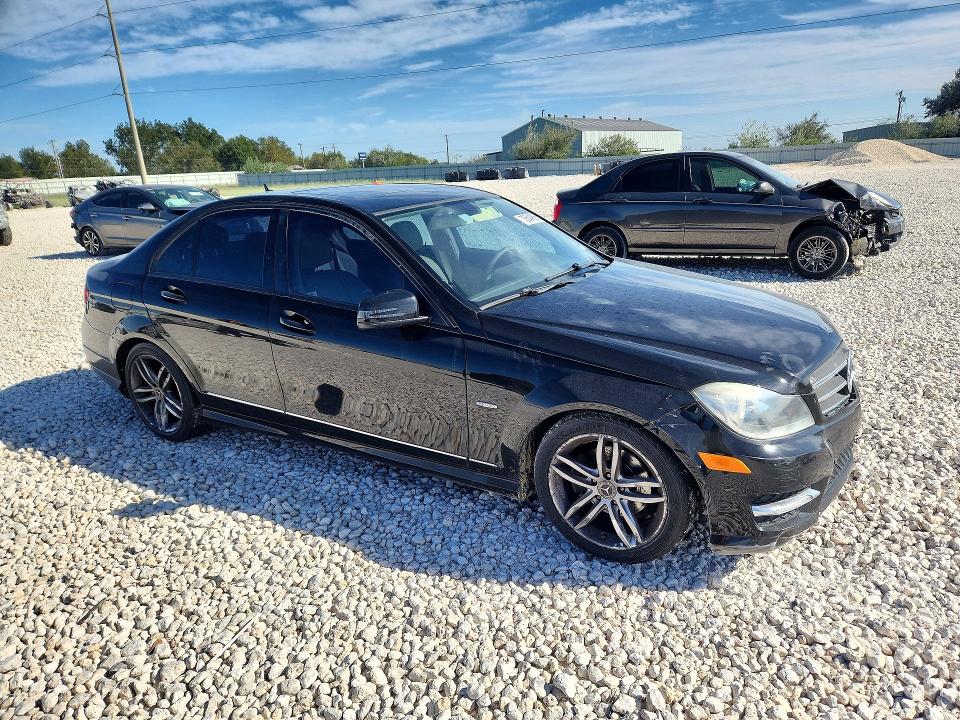 Снимка 4 от търг – 2012 MERCEDES-BENZ C с VIN WDDGF4HB5CR231380
