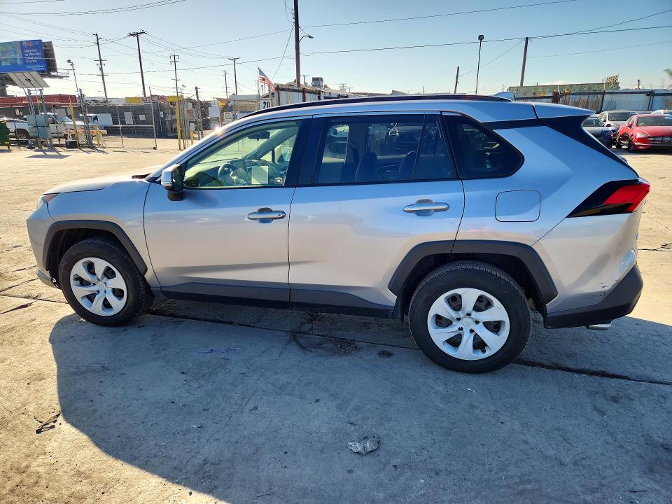 Снимка 2 от търг – 2019 TOYOTA RAV4 с VIN JTMC1RFV3KD041879