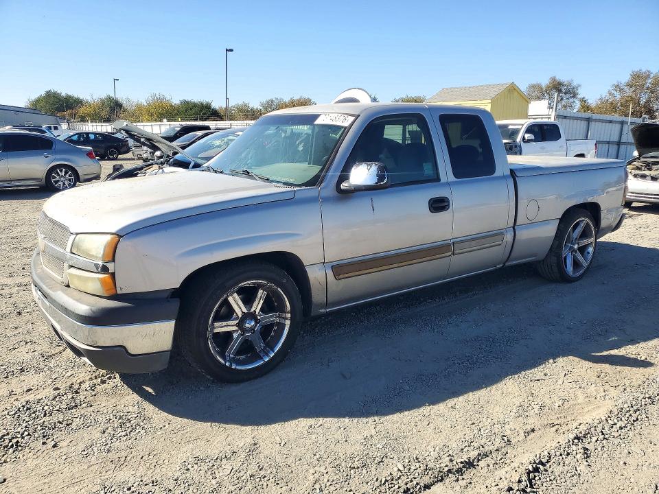 CHEVROLET SILVERADO 2004 с VIN 2GCEC19TX41319061 - Снимка от търг