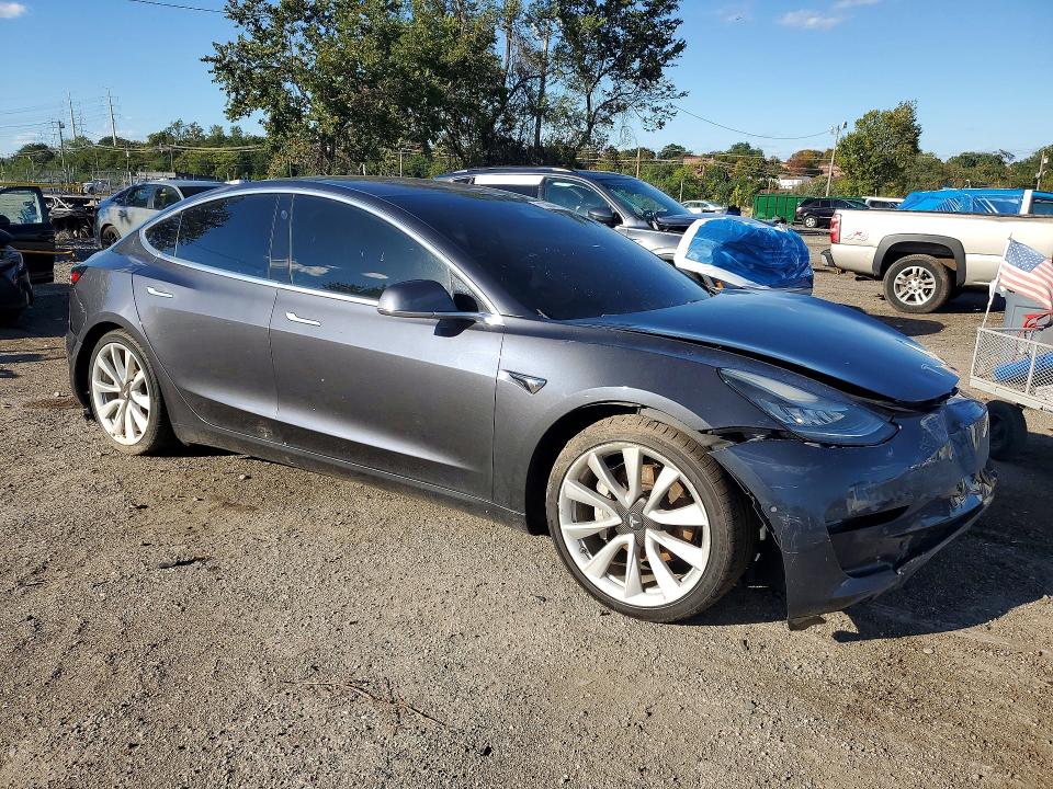Снимка 4 от търг – 2018 TESLA MODEL 3 с VIN 5YJ3E1EA9JF059539
