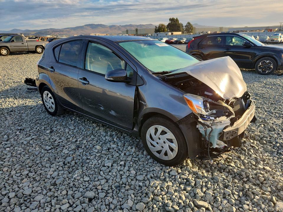 Снимка 4 от търг – 2016 TOYOTA PRIUS C с VIN JTDKDTB36G1136689
