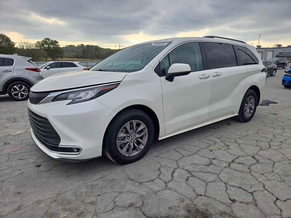 TOYOTA SIENNA 2021 with VIN 5TDYRKEC1MS055020 - Photo from auction