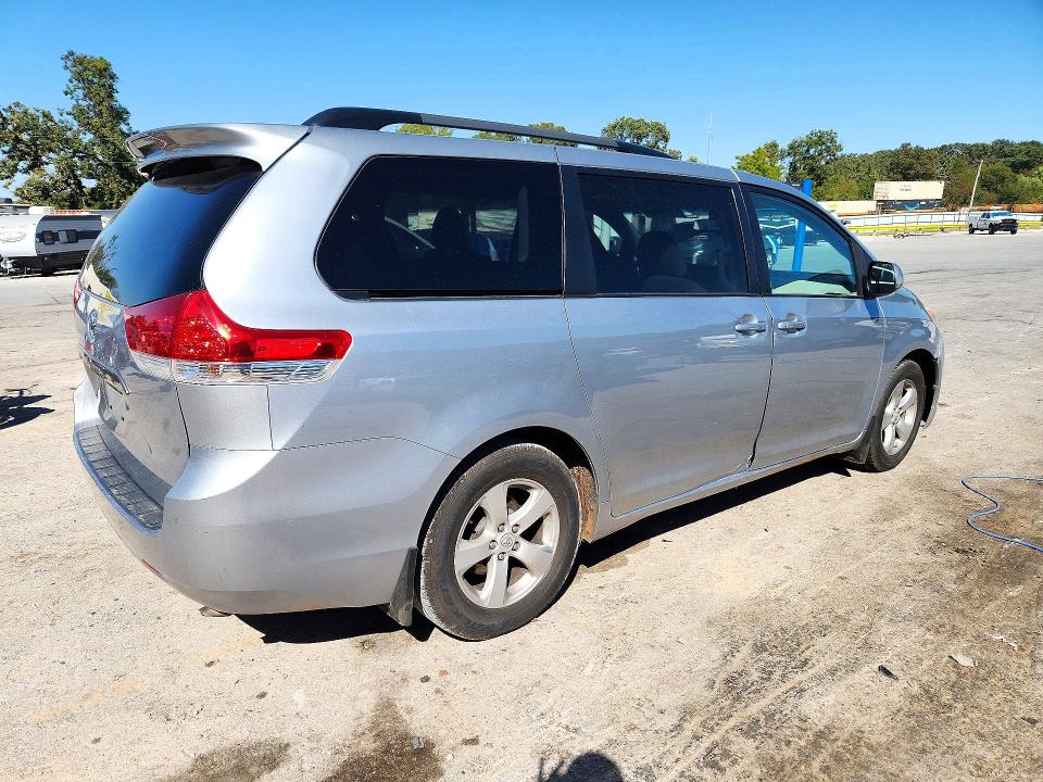Photo 3 from auction – 2014 TOYOTA SIENNA with VIN 5TDKK3DC4ES500353
