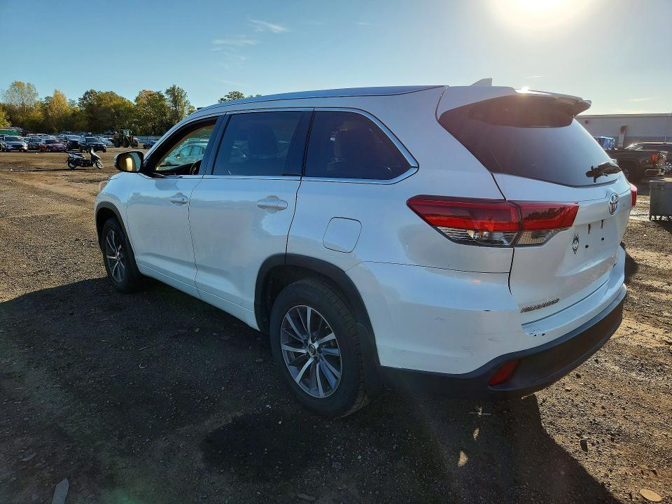 Photo 2 from auction – 2018 TOYOTA HIGHLANDER with VIN 5TDJZRFH5JS864343