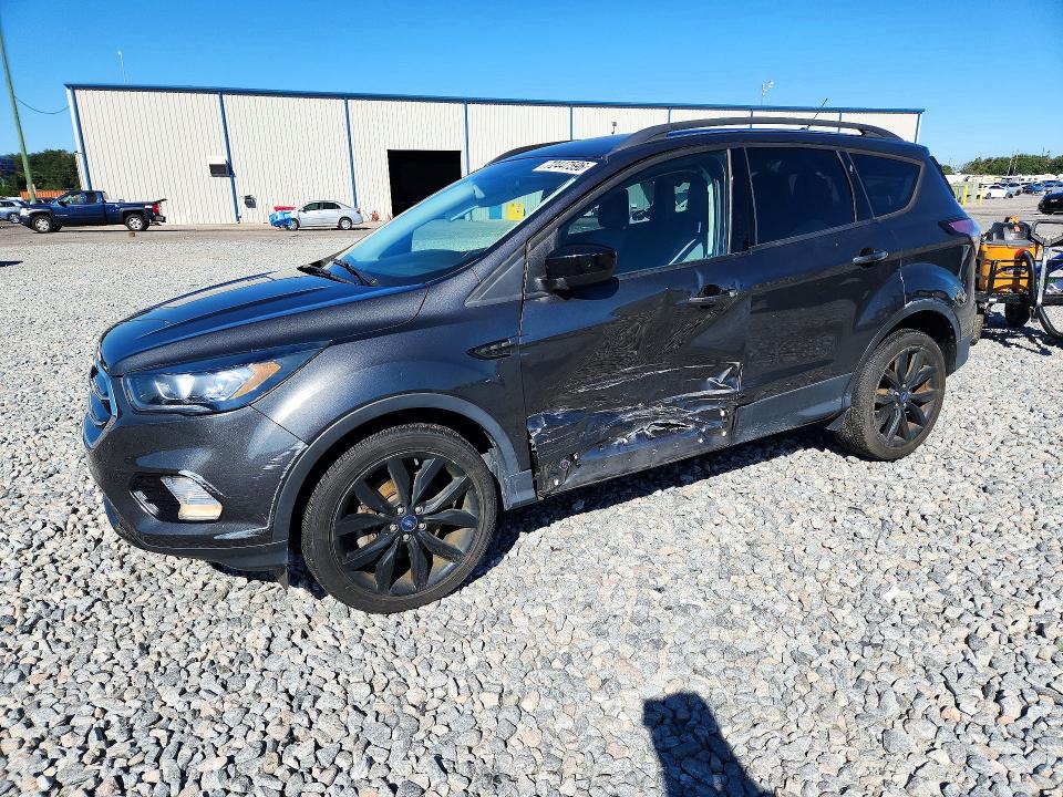 FORD ESCAPE 2018 مع رقم تعريف المركبة 1FMCU9GD1JUC16573 - صورة من المزاد