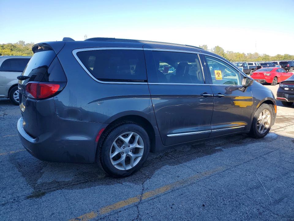Photo 3 from auction – 2017 CHRYSLER PACIFICA with VIN 2C4RC1BGXHR507083