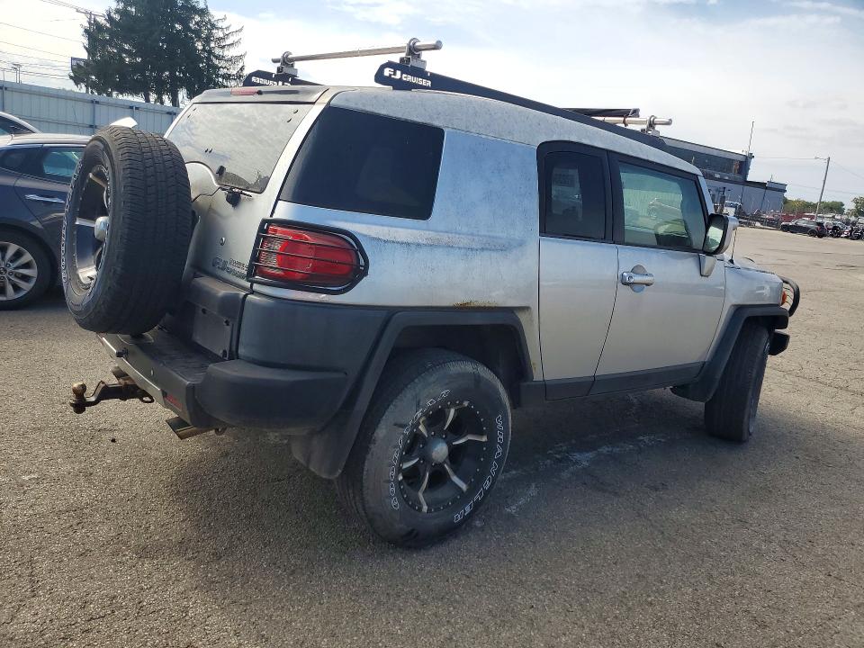 Снимка 3 от търг – 2007 TOYOTA FJ CRUISER с VIN JTEBU11F770084474