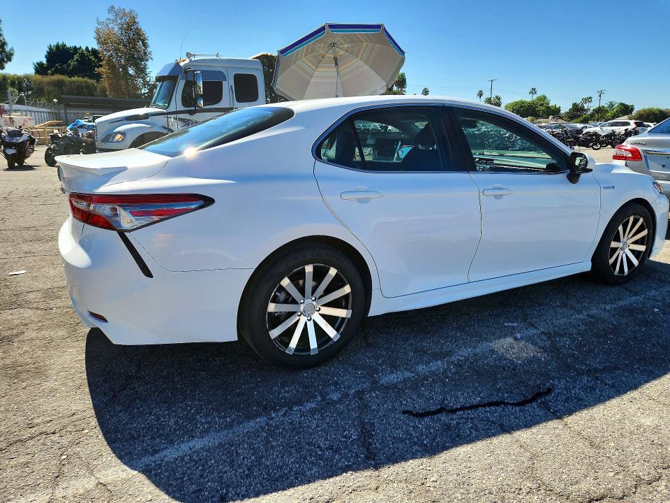 Снимка 3 от търг – 2018 TOYOTA CAMRY HYBRID с VIN 4T1B21HK7JU006172