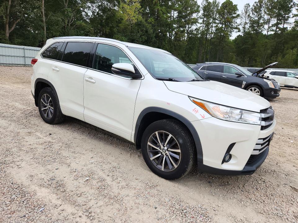 Photo 4 from auction – 2018 TOYOTA HIGHLANDER with VIN 5TDJZRFH7JS535501