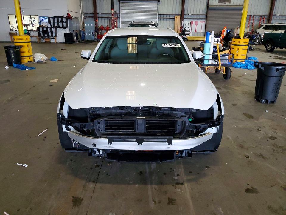Photo 5 from auction – 2016 HYUNDAI GENESIS with VIN KMHGN4JE9GU136126