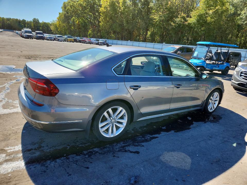 Снимка 3 от търг – 2017 VOLKSWAGEN PASSAT с VIN 1VWGT7A3XHC025714