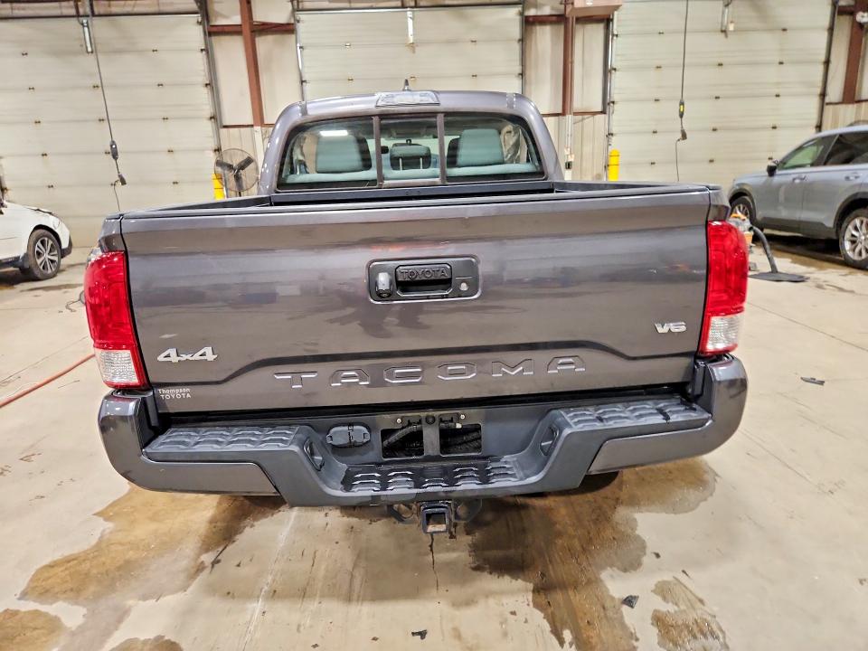 Снимка 6 от търг – 2017 TOYOTA TACOMA с VIN 5TFCZ5AN1HX055540
