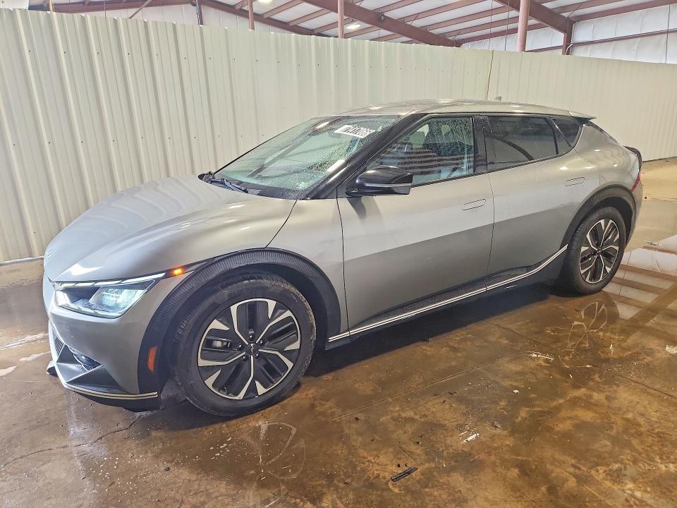 KIA EV6 2023 مع رقم تعريف المركبة KNDC34LA6P5606285 - صورة من المزاد