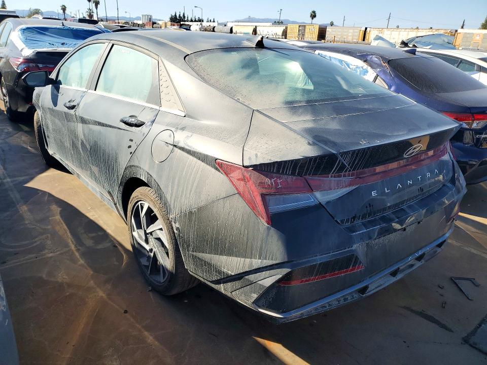 Снимка 2 от търг – 2025 HYUNDAI ELANTRA с VIN KMHLS4DG9SU853767