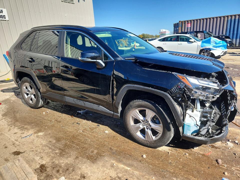 Photo 4 from auction – 2023 TOYOTA RAV4 with VIN JTMP1RFV5PD095497