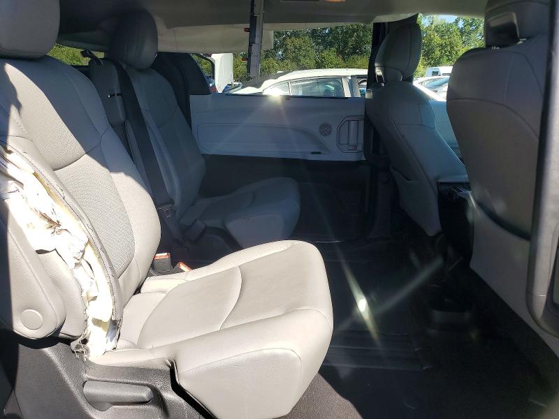 Photo 11 from auction – 2026 TOYOTA SIENNA with VIN 5TDYRKEC8TS306825