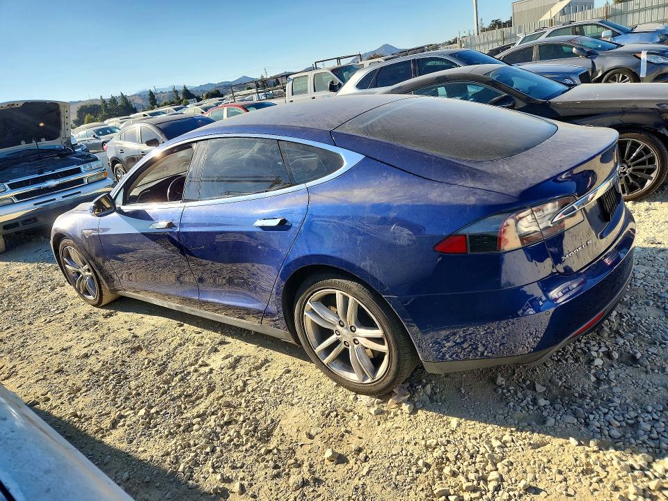 Снимка 2 от търг – 2015 TESLA MODEL S с VIN 5YJSA1E18FF105165