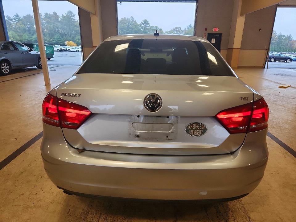 Foto 6 de la subasta – 2015 VOLKSWAGEN PASSAT con VIN 1VWAT7A30FC028883