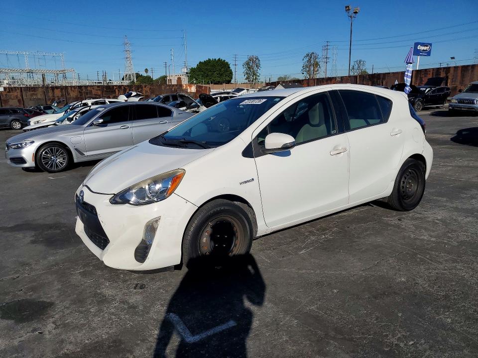 TOYOTA PRIUS C 2016 مع رقم تعريف المركبة JTDKDTB32G1136835 - صورة من المزاد