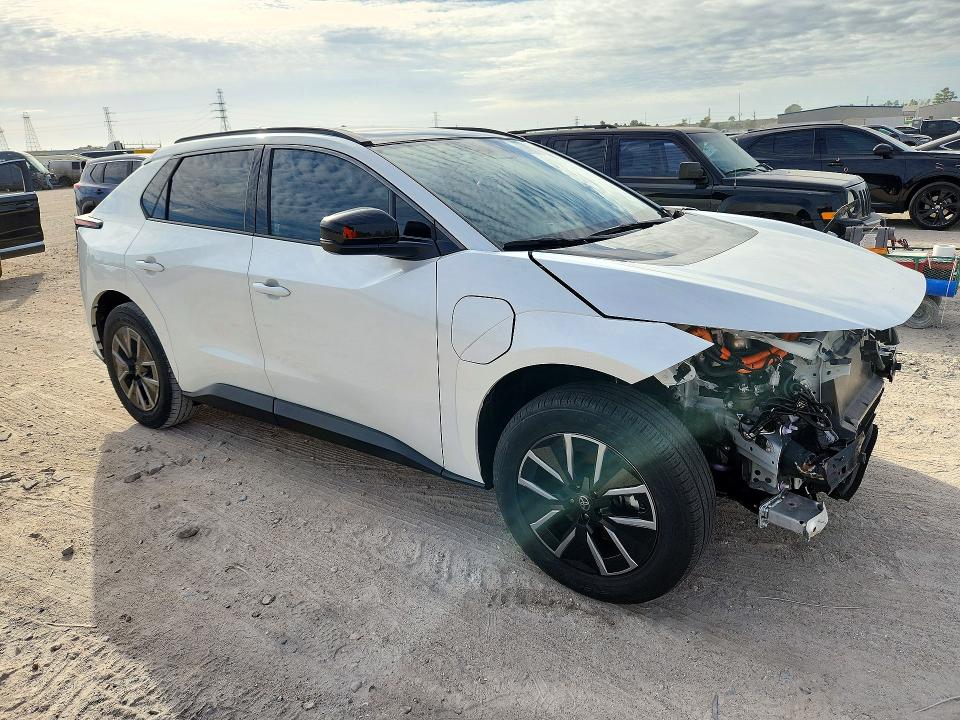Снимка 4 от търг – 2026 TOYOTA BZ с VIN JTMBCAEB1TJ017498