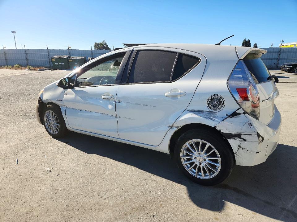 Снимка 2 от търг – 2012 TOYOTA PRIUS C с VIN JTDKDTB34C1513403