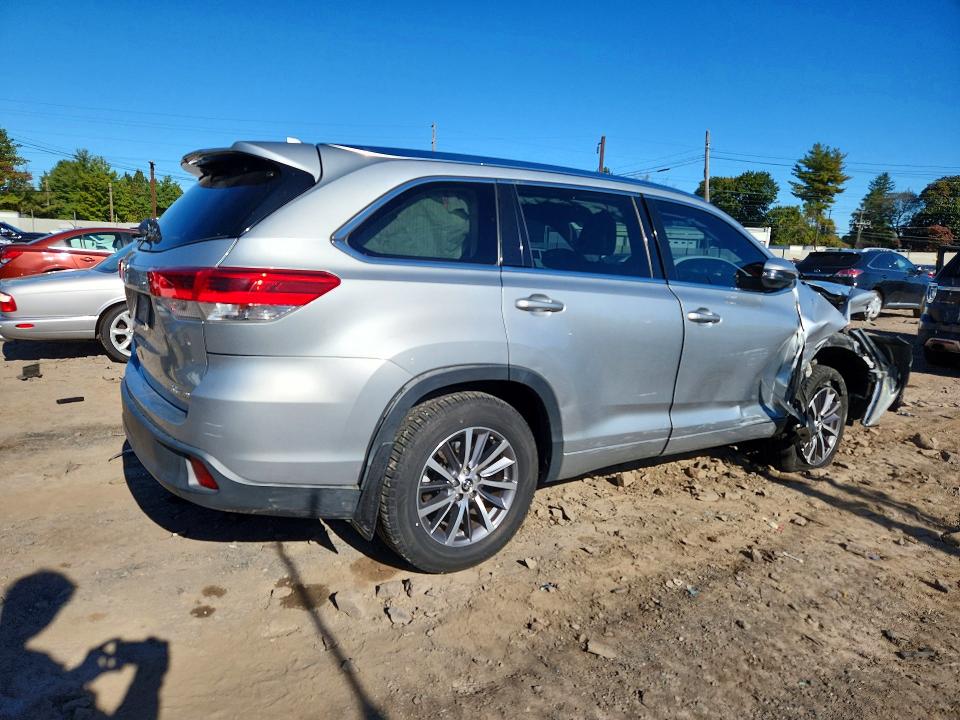 Снимка 3 от търг – 2017 TOYOTA HIGHLANDER с VIN 5TDJZRFHXHS470511