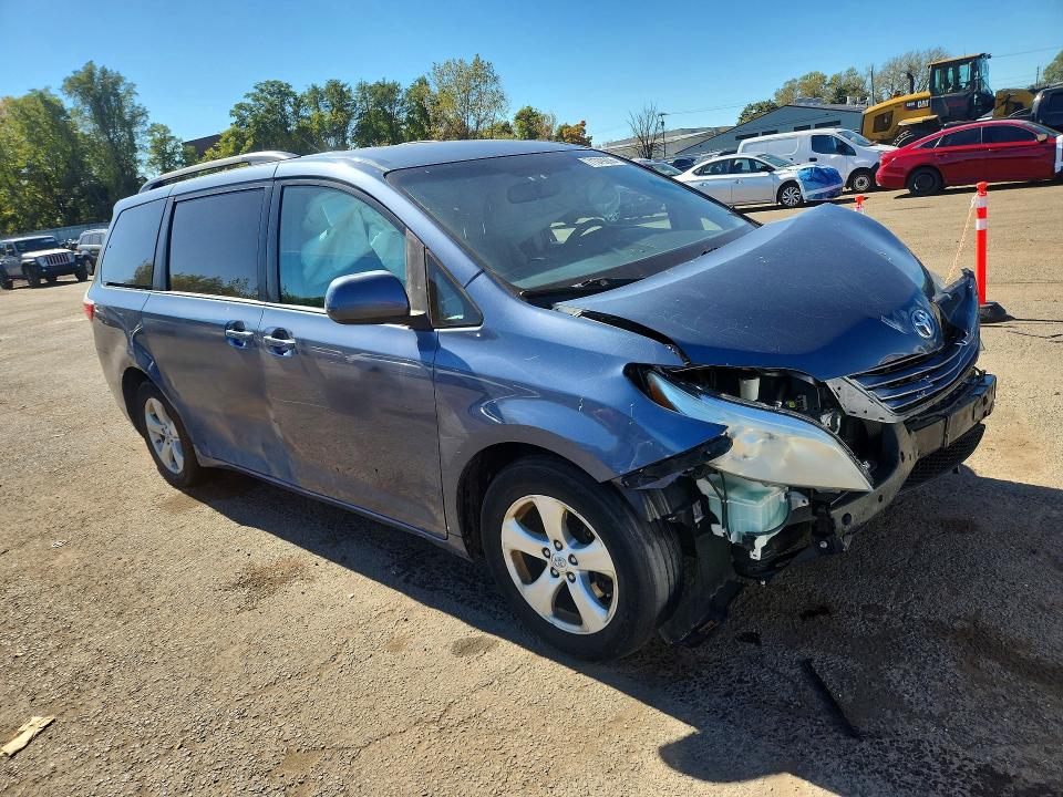 Снимка 4 от търг – 2015 TOYOTA SIENNA с VIN 5TDKK3DC2FS579314