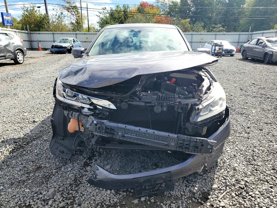 Снимка 5 от търг – 2017 HONDA ACCORD с VIN 1HGCR2F89HA081597