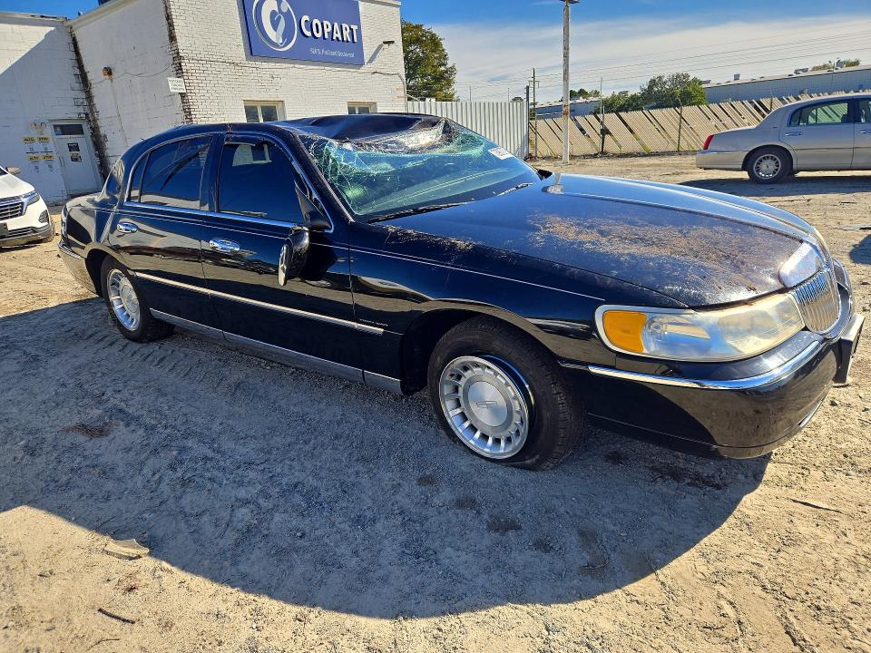 Снимка 4 от търг – 2000 LINCOLN TOWN CAR с VIN 1LNHM81W5YY765948