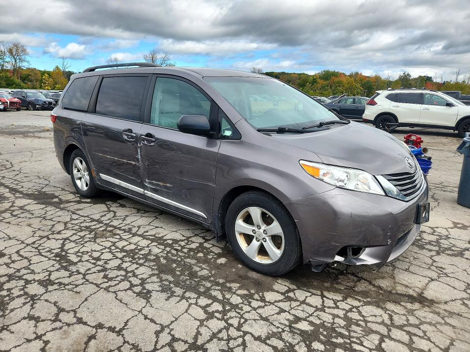 Photo 4 from auction – 2017 TOYOTA SIENNA with VIN 5TDKZ3DC7HS841911