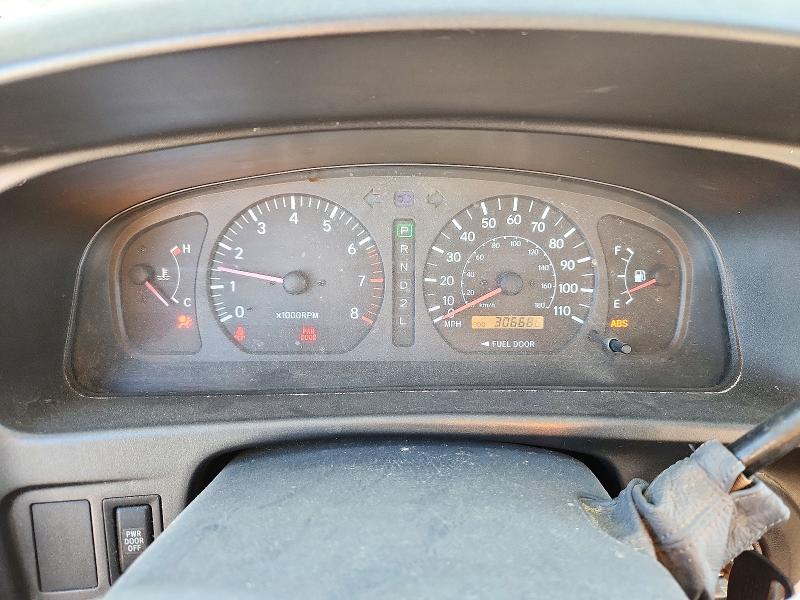Photo 9 from auction – 2000 TOYOTA SIENNA with VIN 4T3ZF13C2YU186679