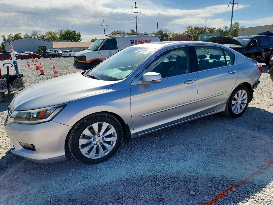 HONDA ACCORD 2015 с VIN 1HGCR2F8XFA154957 - Снимка от търг