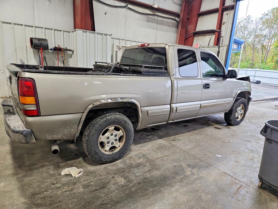 Photo 3 from auction – 2000 CHEVROLET SILVERADO with VIN 1GCEC19T3YZ166861