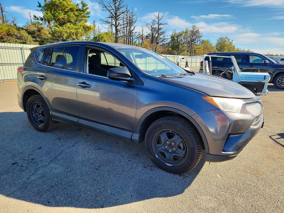 Снимка 4 от търг – 2018 TOYOTA RAV4 с VIN 2T3BFREV6JW752461