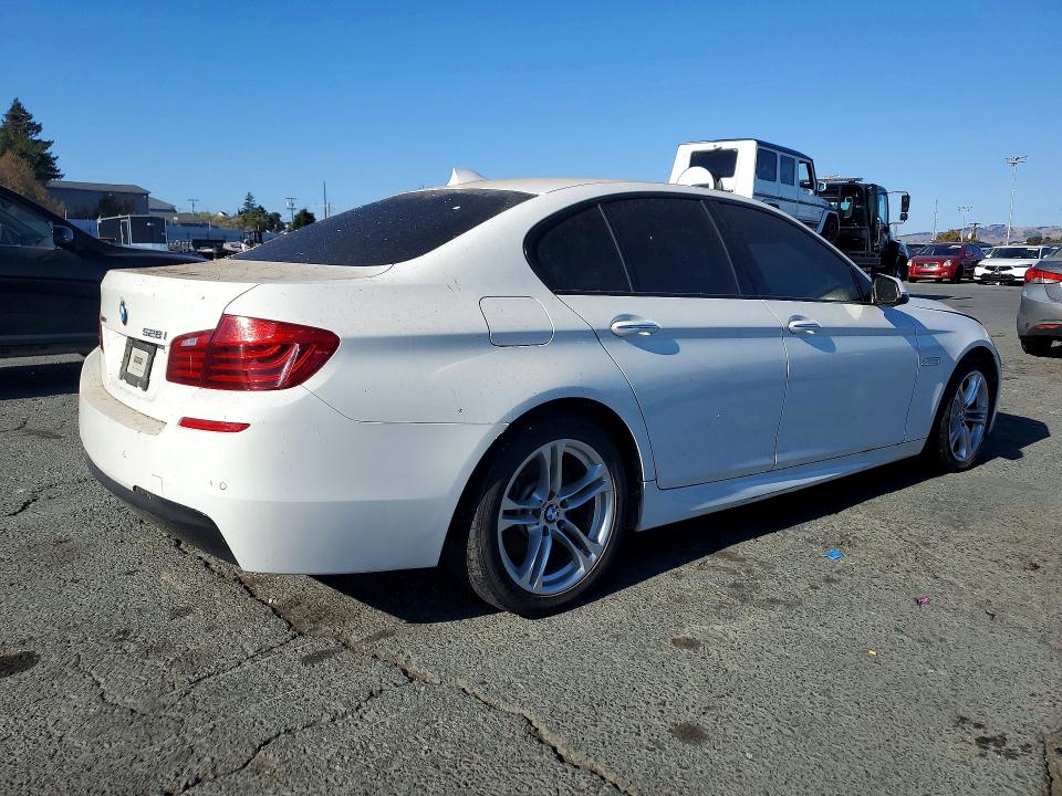 Снимка 3 от търг – 2015 BMW 528 с VIN WBA5A7C50FD626052