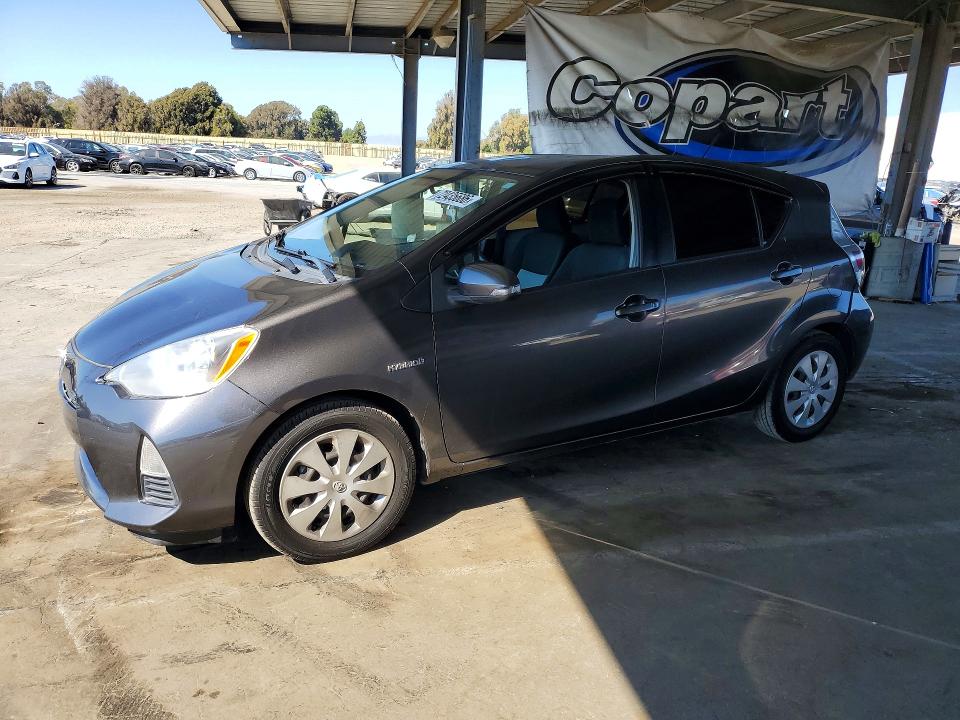 Снимка 1 от търг – 2014 TOYOTA PRIUS C с VIN JTDKDTB36E1570575