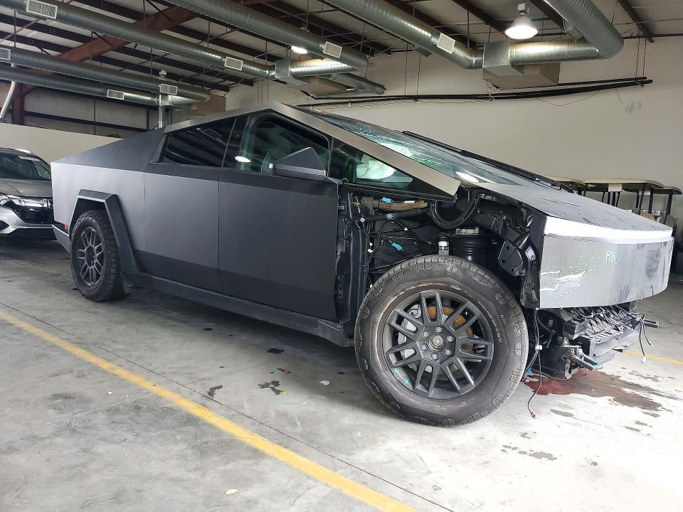 Foto 4 de la subasta – 2025 TESLA CYBERTRUCK con VIN 7G2CEHED2SA074401