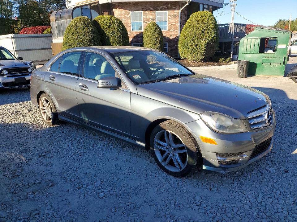 Снимка 4 от търг – 2012 MERCEDES-BENZ C с VIN WDDGF8BB3CF927253