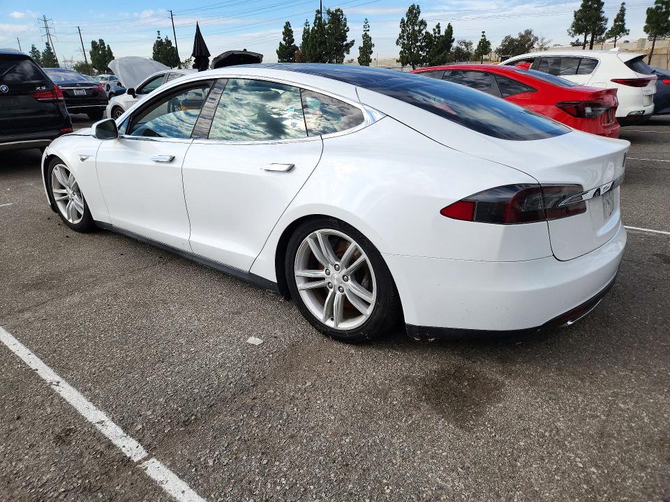 Снимка 2 от търг – 2013 TESLA MODEL S с VIN 5YJSA1CN8DFP04313