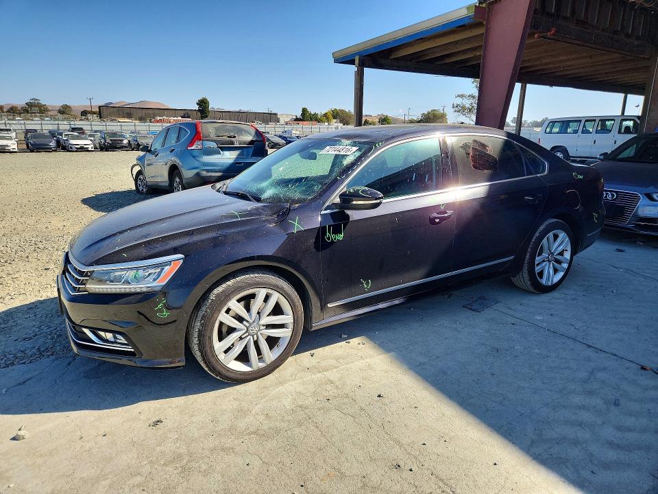 VOLKSWAGEN PASSAT 2017 с VIN 1VWCM7A36HC053666 - Снимка от търг