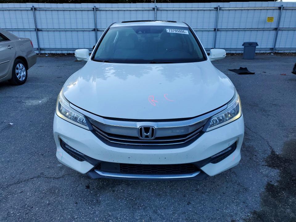 Снимка 5 от търг – 2017 HONDA ACCORD с VIN 1HGCR3F94HA035710
