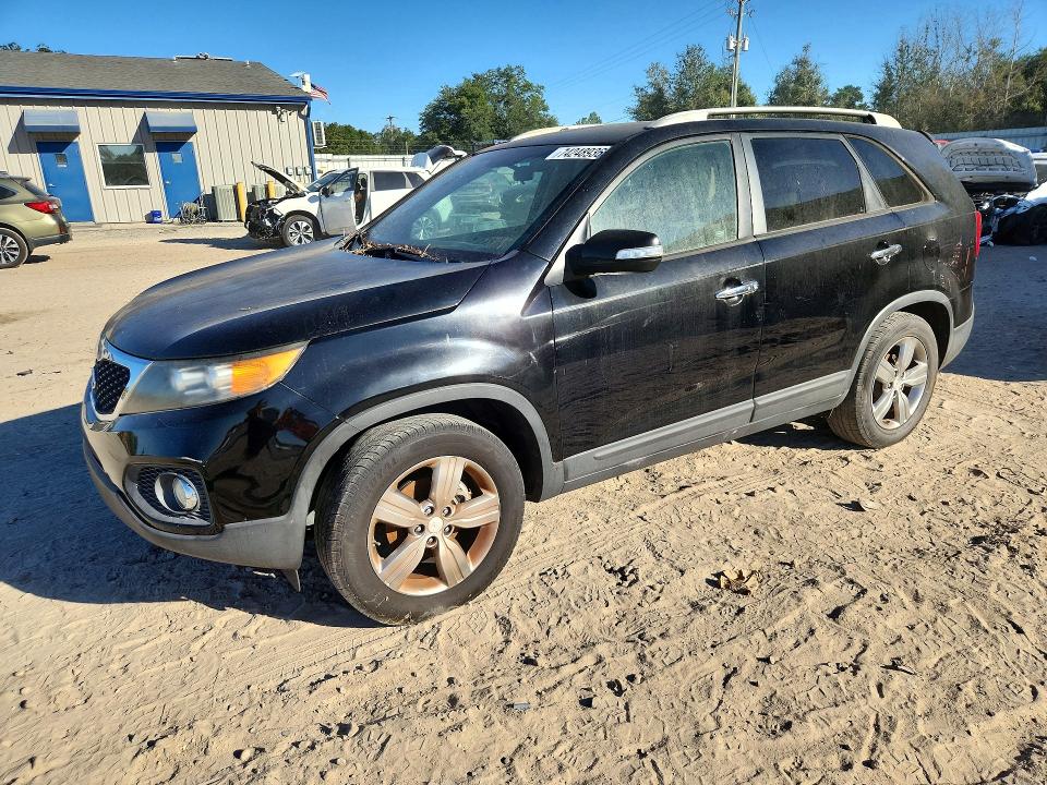 KIA SORENTO 2012 مع رقم تعريف المركبة 5XYKU3A61CG256891 - صورة من المزاد