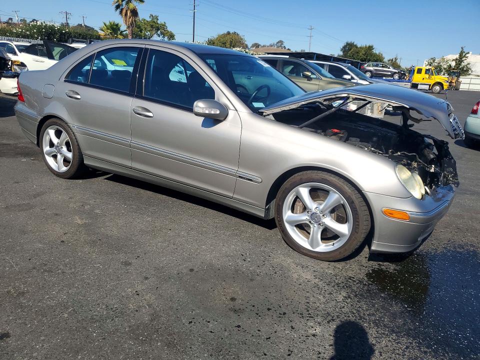 Снимка 4 от търг – 2004 MERCEDES-BENZ C с VIN WDBRF40J34F512584