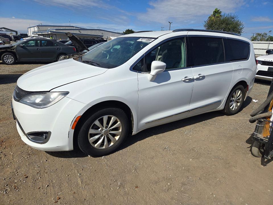 CHRYSLER PACIFICA 2019 with VIN 2C4RC1BG9KR548263 - Photo from auction