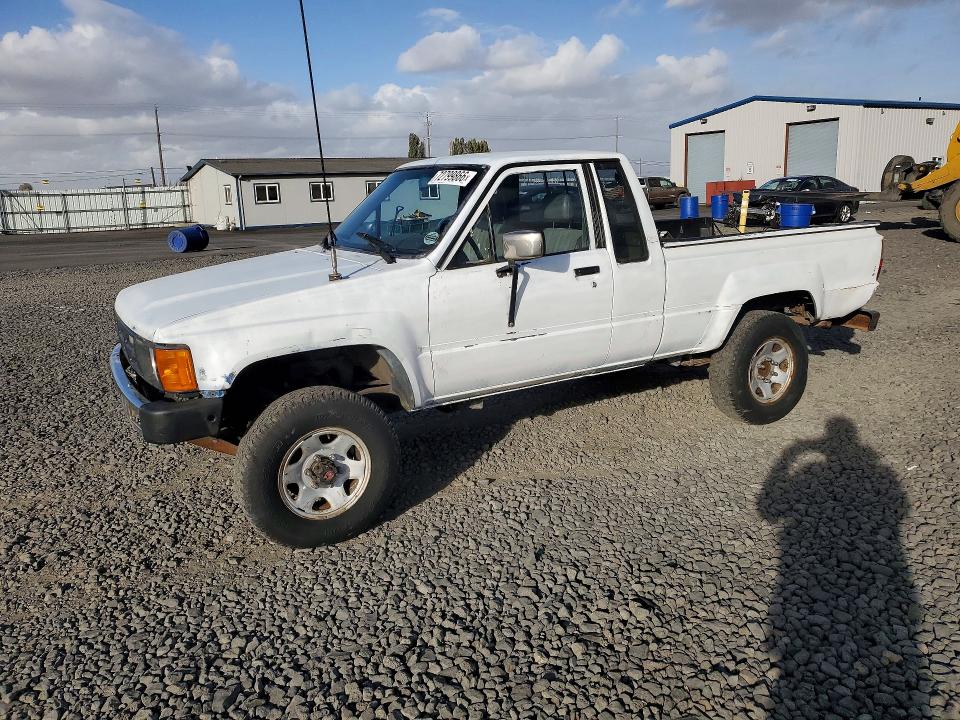 TOYOTA PICKUP 1986 with VIN JT4RN67P9G5000123 - Photo from auction