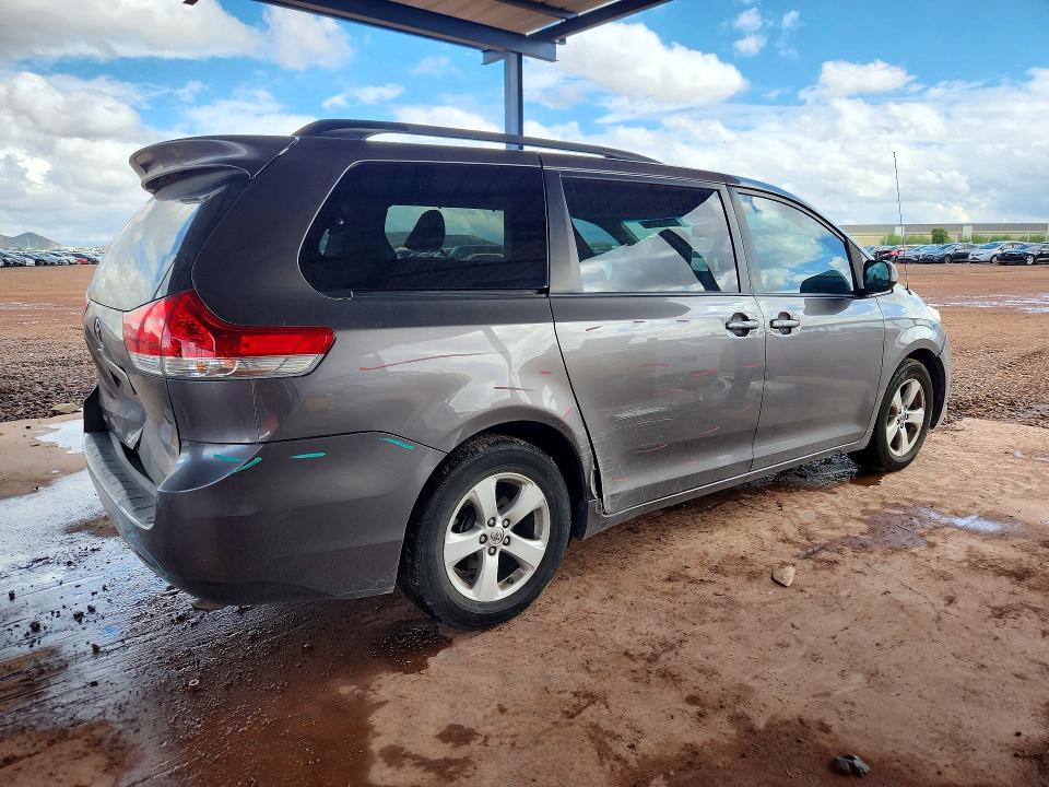 Снимка 3 от търг – 2014 TOYOTA SIENNA с VIN 5TDKK3DC3ES438881