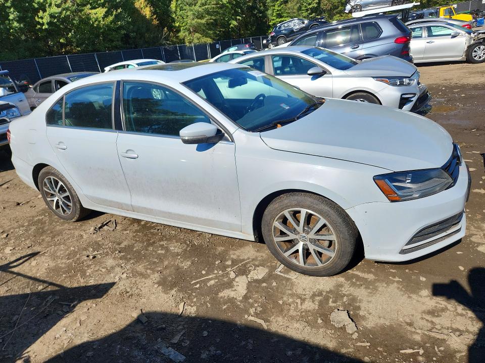 Photo 4 from auction – 2017 VOLKSWAGEN JETTA with VIN 3VWDB7AJ3HM233274