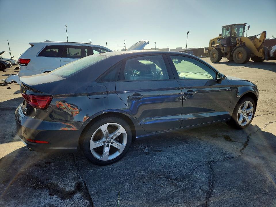 Снимка 3 от търг – 2017 AUDI A3 с VIN WAUB8GFF0H1057596