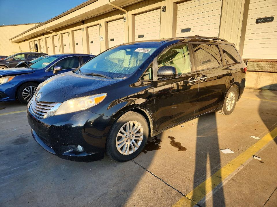 Снимка 1 от търг – 2015 TOYOTA SIENNA с VIN 5TDYK3DC8FS531259